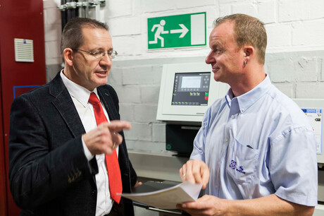 Hages วิศวกรของ Kaeser Kompressoren และ Baumgarten พนักงานของ ZF Friedrichshafen สนทนากับเกี่ยวกับแปลนสถานีอากาศอัด