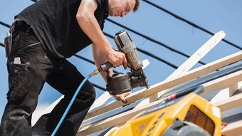 เมื่อกล่าวถึงการพ่นลมแรงดันสูง คอมเพรสเซอร์เพื่อการค้า KAESER i.Comp 3 จะตอบสนองความต้องการของระบบอัดอากาศได้อย่างแม่นยำ