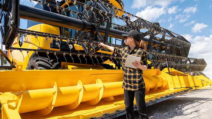 เครื่องเก็บเกี่ยวนวดครบวงจรได้รับการทำความสะอาดอย่างมืออาชีพด้วยเครื่องปั๊มลมอากาศและได้รับการตรวจสอบเพื่อการเก็บเกี่ยวในช่วงฤดูหนาว